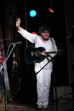 JohnnyGitara.jpg (24129 bytes)